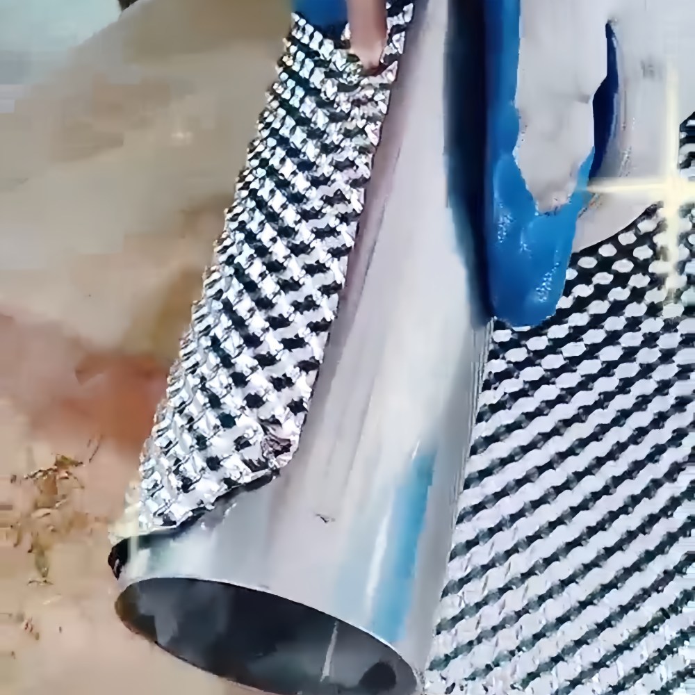 排気管にエンボス加工されたステンレス鋼のヒートシールドを使用する理由は何ですか?